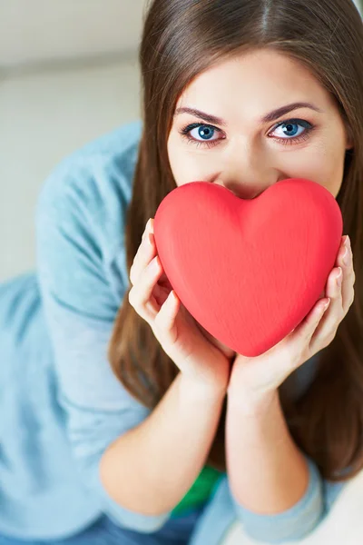 Woman holds heart — Stock Photo, Image