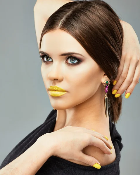 Mujer con labios amarillos —  Fotos de Stock