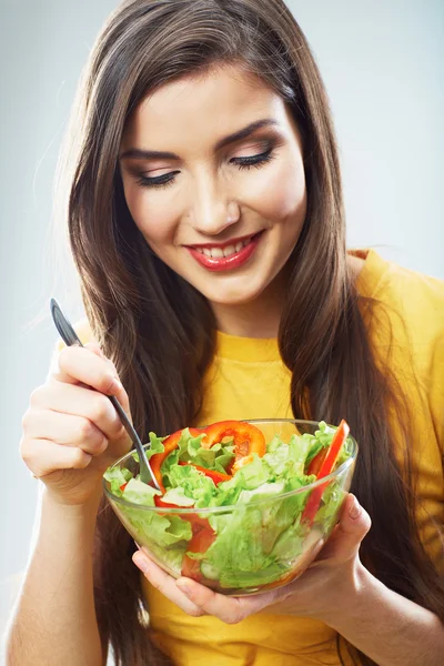 Mulher come salada — Fotografia de Stock