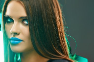 Mavi dudaklı kadın