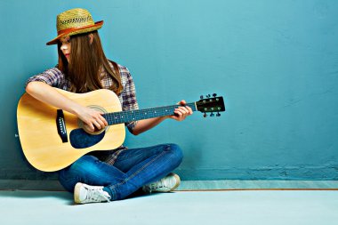 gitar ile kız