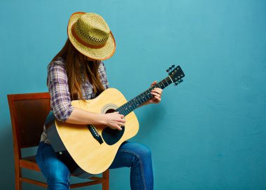 Gitar çalan kadın