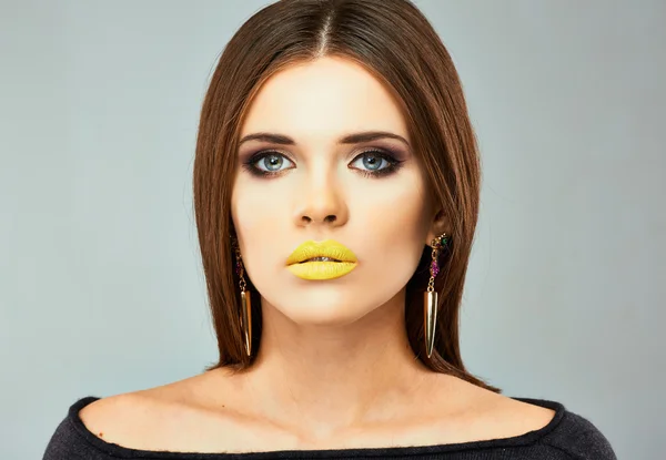 Mujer con labios amarillos — Foto de Stock