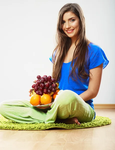 Frau mit Früchten — Stockfoto