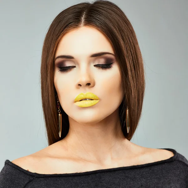 Mujer con labios amarillos — Foto de Stock