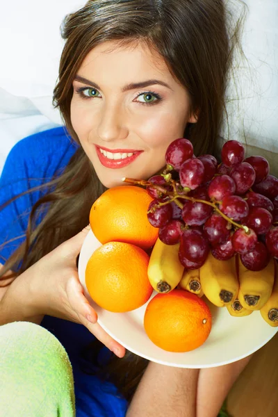 Frau mit Früchten — Stockfoto