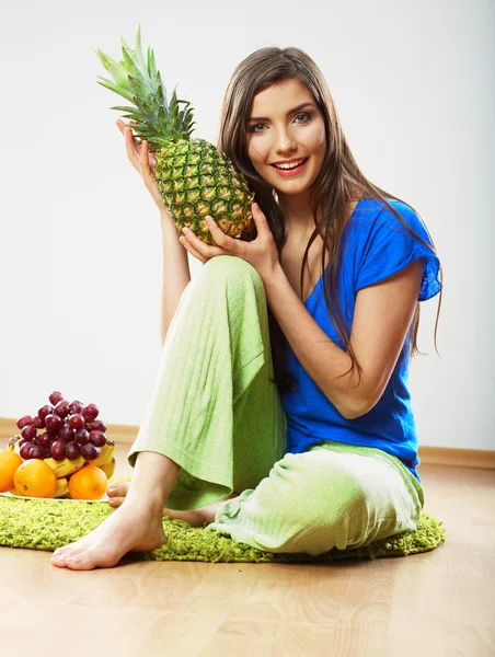 Frau mit Früchten — Stockfoto