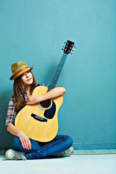 Menina com guitarra — Fotografia de Stock