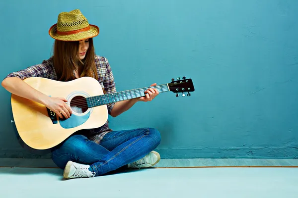 Κορίτσι με κιθάρα Εικόνα Αρχείου