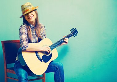 model gitar çalmak