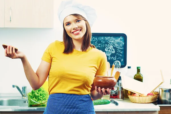 Woman cooking — Stock Photo, Image
