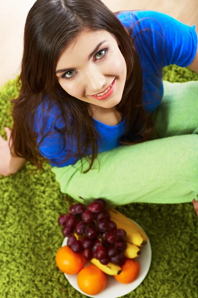 Mujer con frutas — Foto de Stock