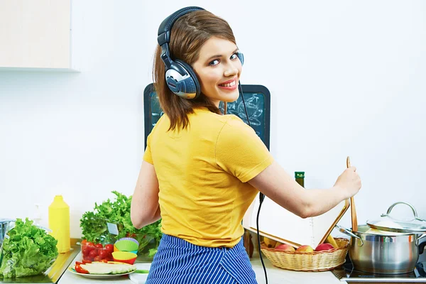 Woman in kitchen — Stock Photo, Image