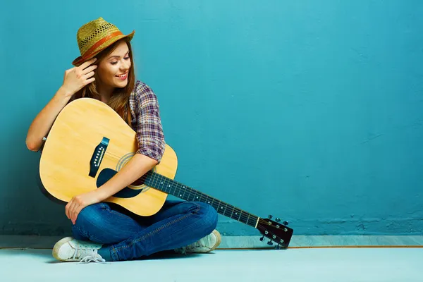 Girl with guitar — Stock Photo, Image