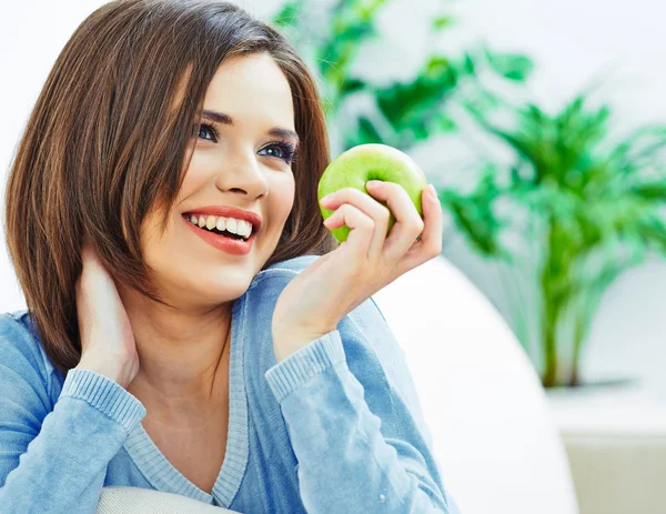 Frau mit Apfel — Stockfoto