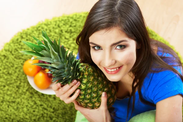 Vrouw met fruit — Stockfoto