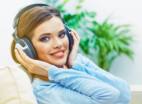 Mujer escuchando música —  Fotos de Stock