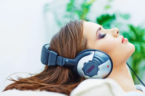Mulher ouvindo música — Fotografia de Stock