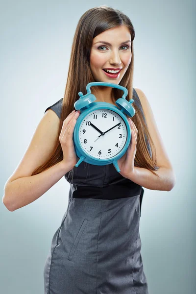 Vrouw bedrijf horloge — Stockfoto