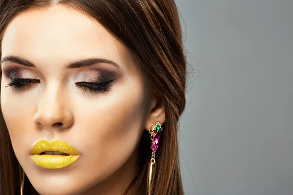 Vrouw met gele lippen — Stockfoto