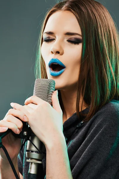 Girl singing — Stock Photo, Image