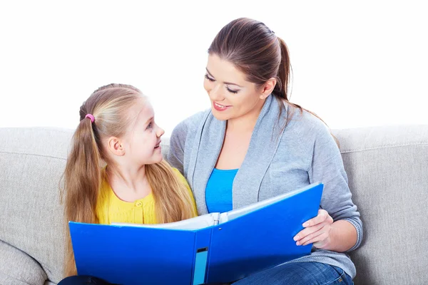 Chica leyendo libro — Foto de Stock