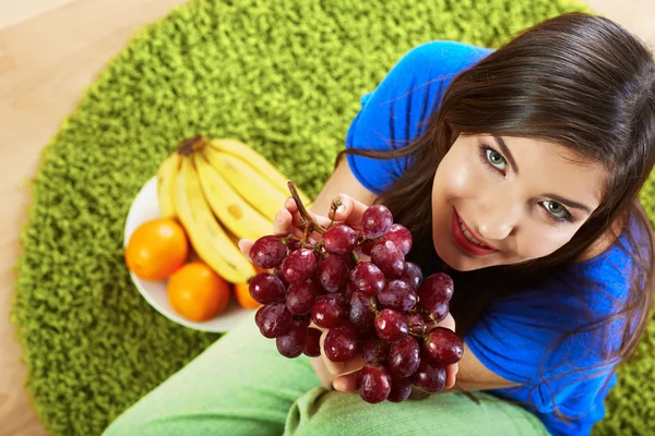 Frau mit Früchten — Stockfoto