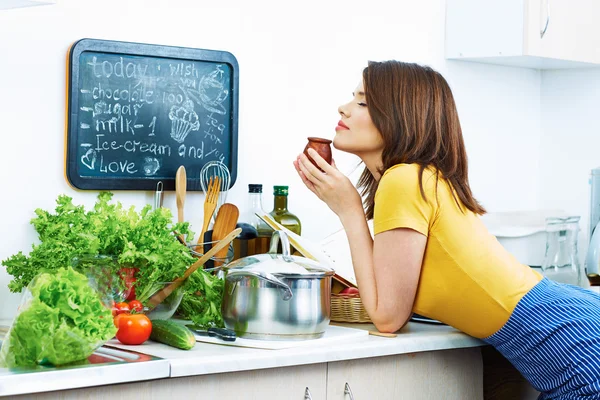 Woman sniffing food — Stock Photo, Image