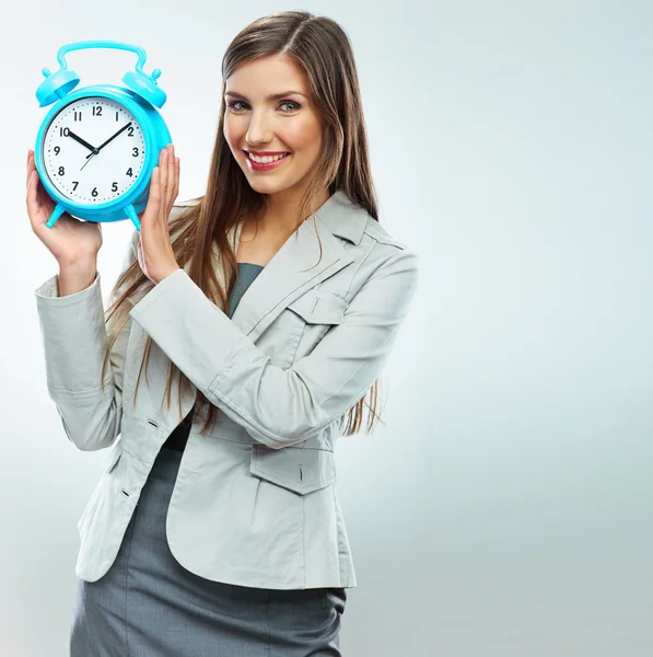 Vrouw bedrijf horloge — Stockfoto