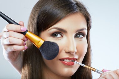 güzellik kadın uygulanan yüz fırça ile yapmak.