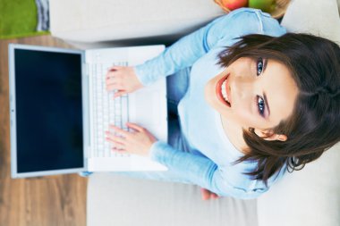 kadın ile laptop arıyorum.