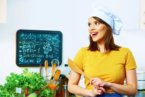 Jovem mulher na cozinha. — Fotografia de Stock