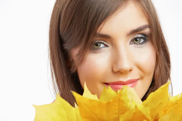 Retrato de una joven sonriente, hojas de otoño . —  Fotos de Stock