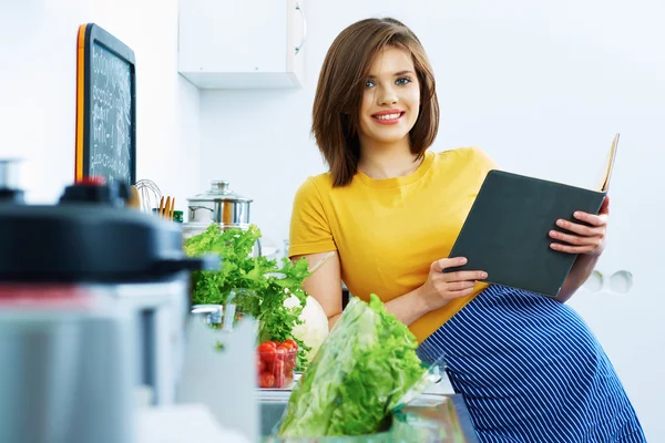 Koken meisje met receptenboek. — Stockfoto