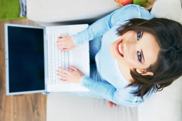 Woman with laptop looking up. — Stock Photo, Image