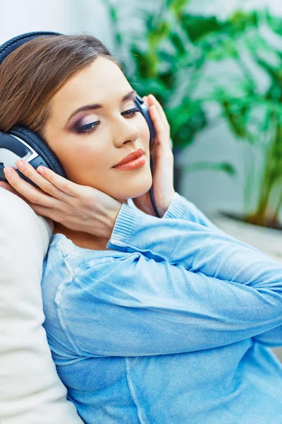 Girl listening music in headphones — Stock Photo, Image