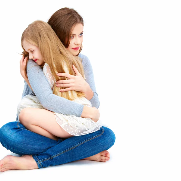 拥抱母亲和女儿 — 图库照片