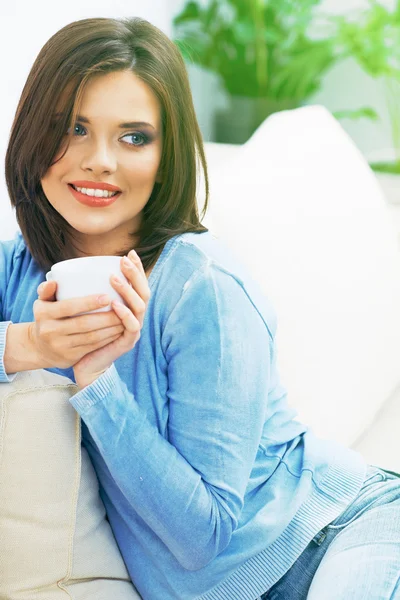 Meisje drinken koffie — Stockfoto