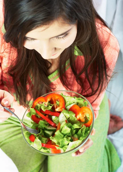 Young woman eat salad. — Stock Photo, Image