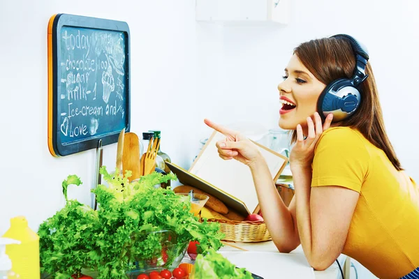 Улыбающаяся девушка на кухне готовит зеленую диету — стоковое фото