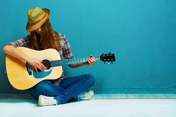 Modello suonare la chitarra . — Foto Stock