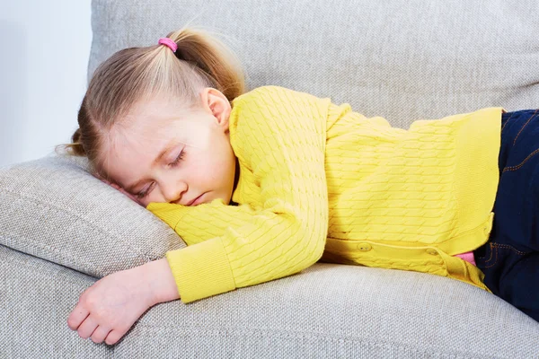 Bambina dormire sul divano — Foto Stock