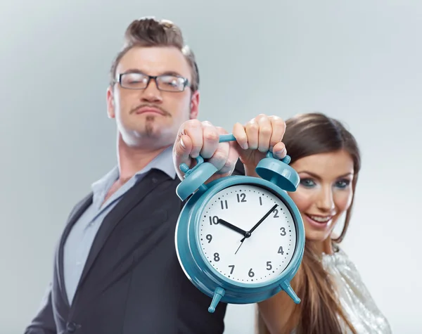 Femme d'affaires et homme d'affaires tiennent la montre . — Photo