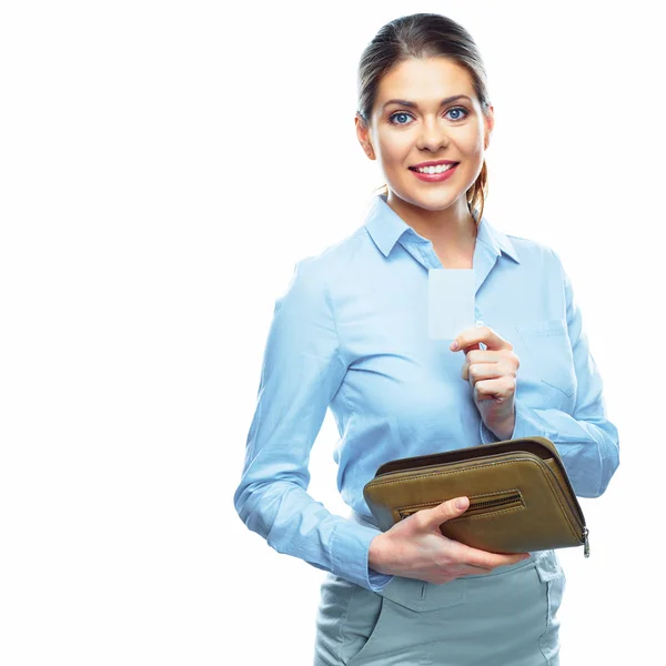 Mujer de negocios sonriente mostrando tarjeta de crédito . —  Fotos de Stock