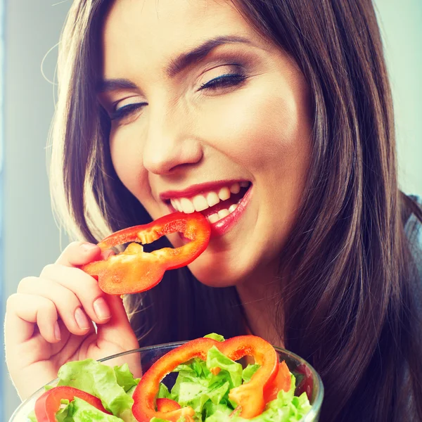야채 샐러드를 먹는 여성 . — 스톡 사진