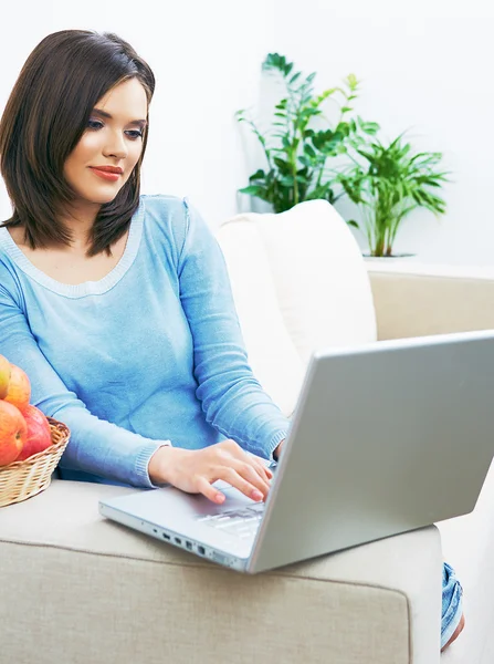 Donna utilizzando il computer portatile — Foto Stock