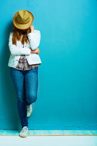 Mode foto van land stijl model met gele hoed — Stockfoto