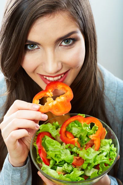 Donna che mangia insalata verde . — Foto Stock