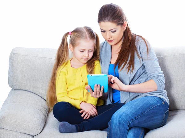 Kind thuis onderwijs met tablet pc. — Stockfoto