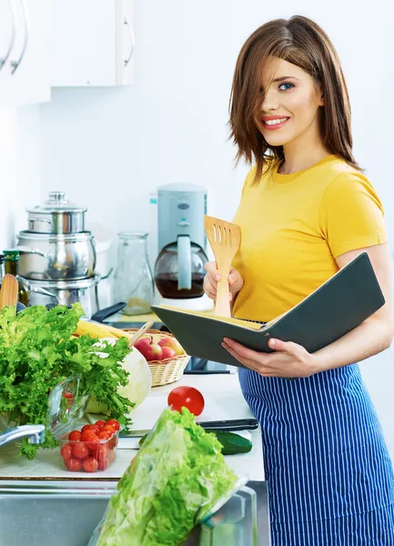 Koken vrouw permanent in keuken, reed recept uit menu — Stockfoto